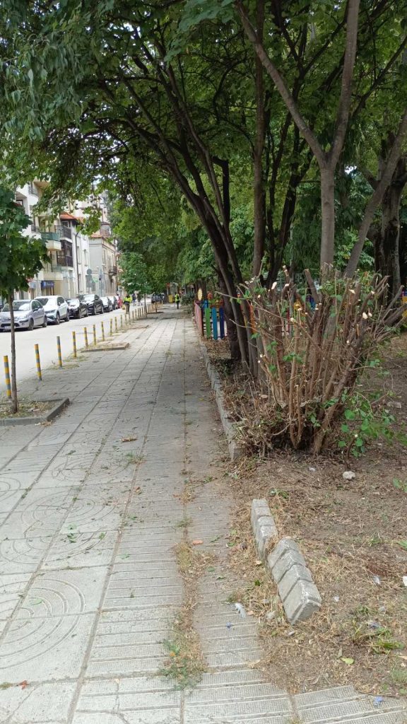 Резултат от почистването на детската площадка до храма „Св. Петка“