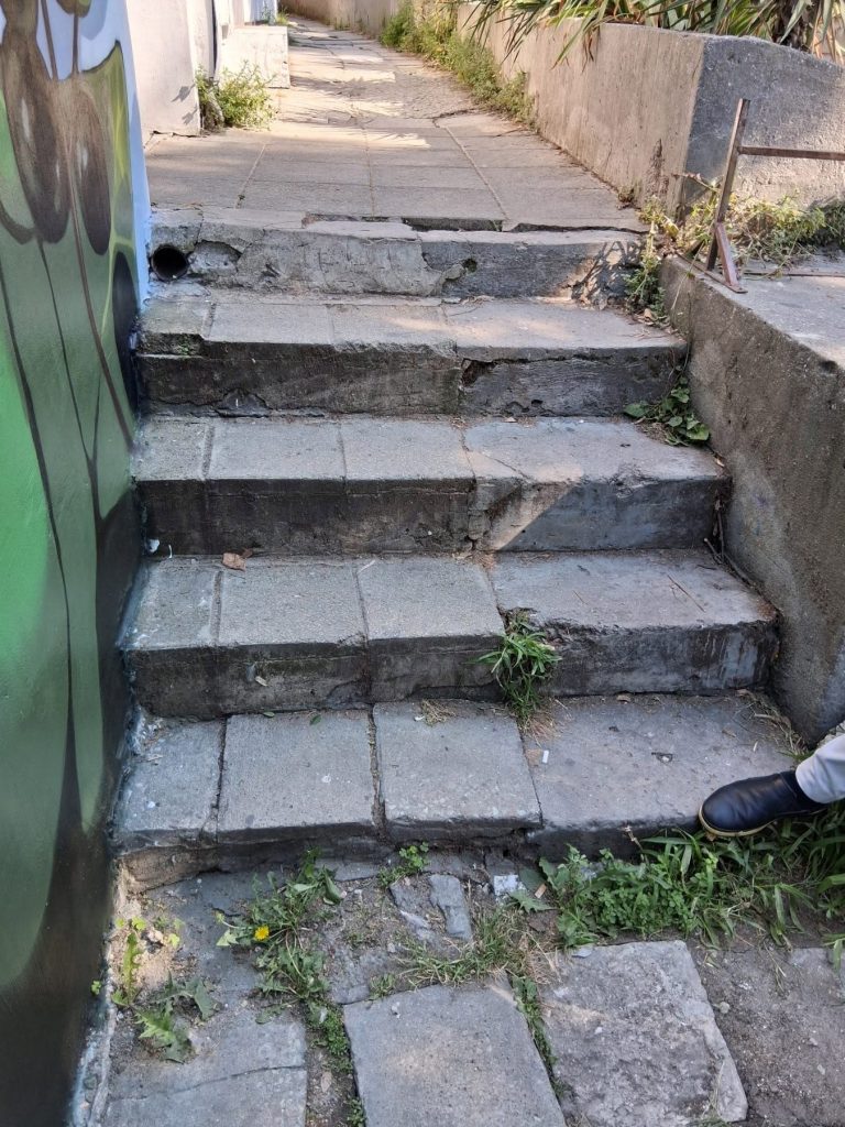 Повредени стъпала и настилка по маршрута на ремонта.