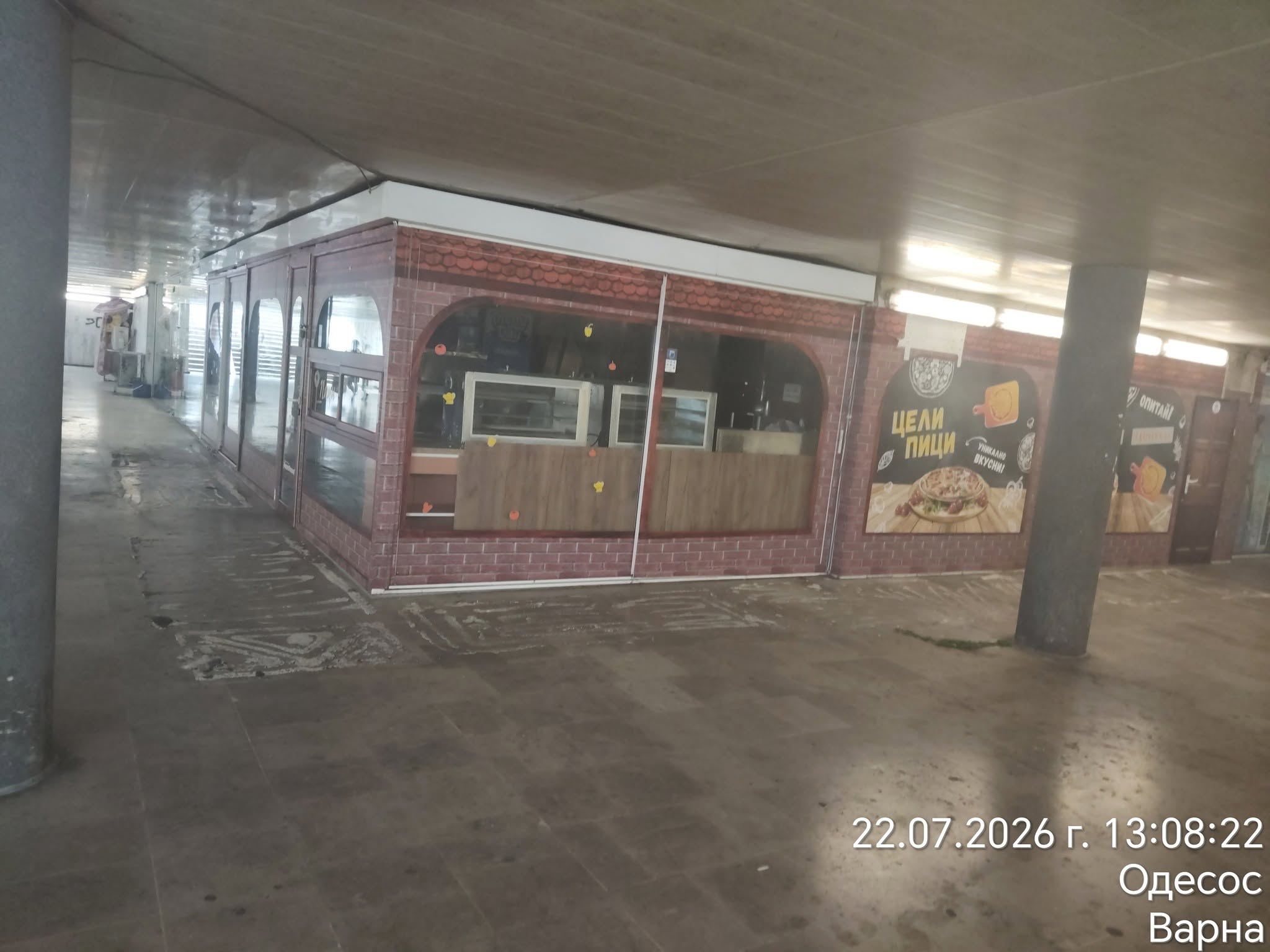 Освободеното пространство пред заведението в централния подлез след премахването на нерегламентираните предмети.