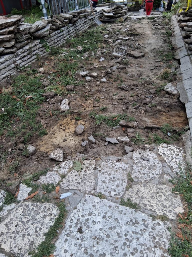 Разкрит участък от каменната настилка по време на ремонта.