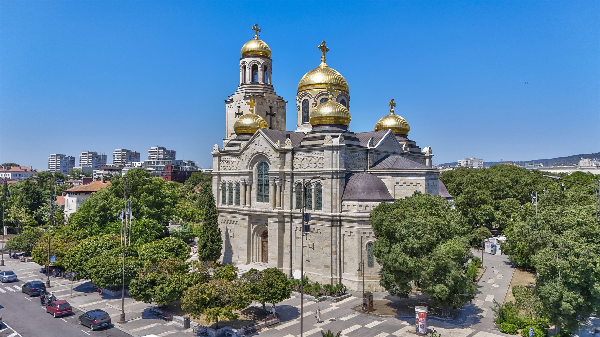 Катедралният храм „Успение Богородично“ във Варна