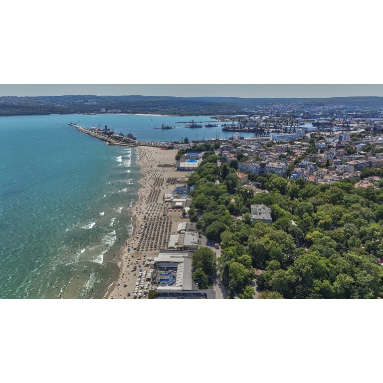Варненски плаж с басейн Приморски