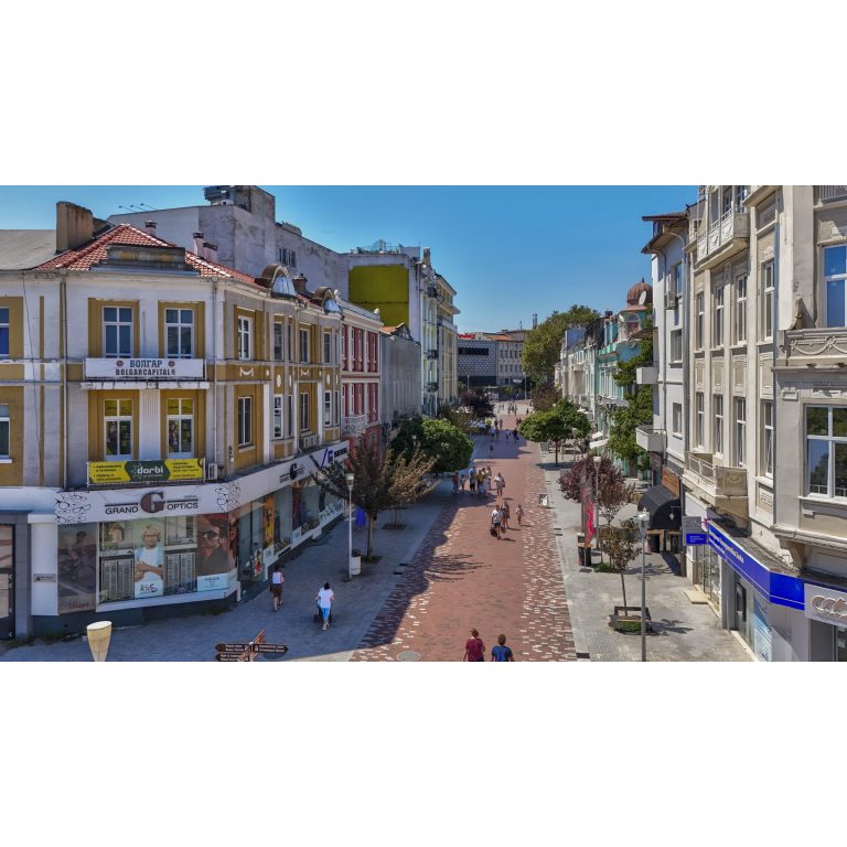 Главната пешеходна улица Княз Борис Варна