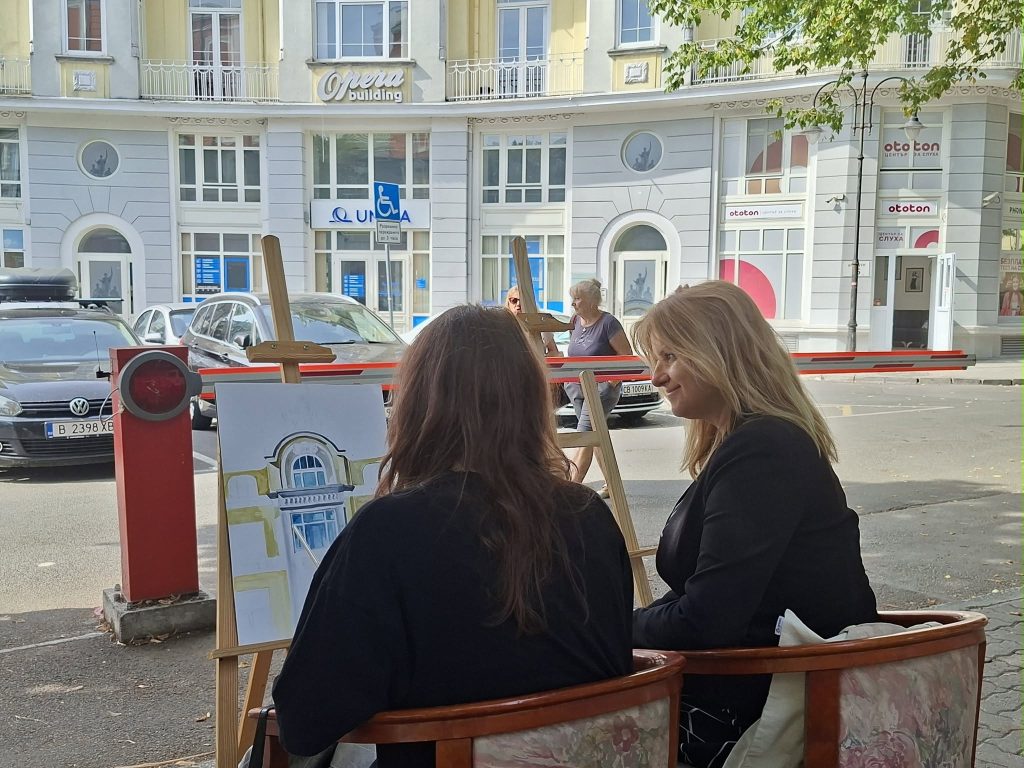 Млади творци рисуват архитектурното наследство на Варна