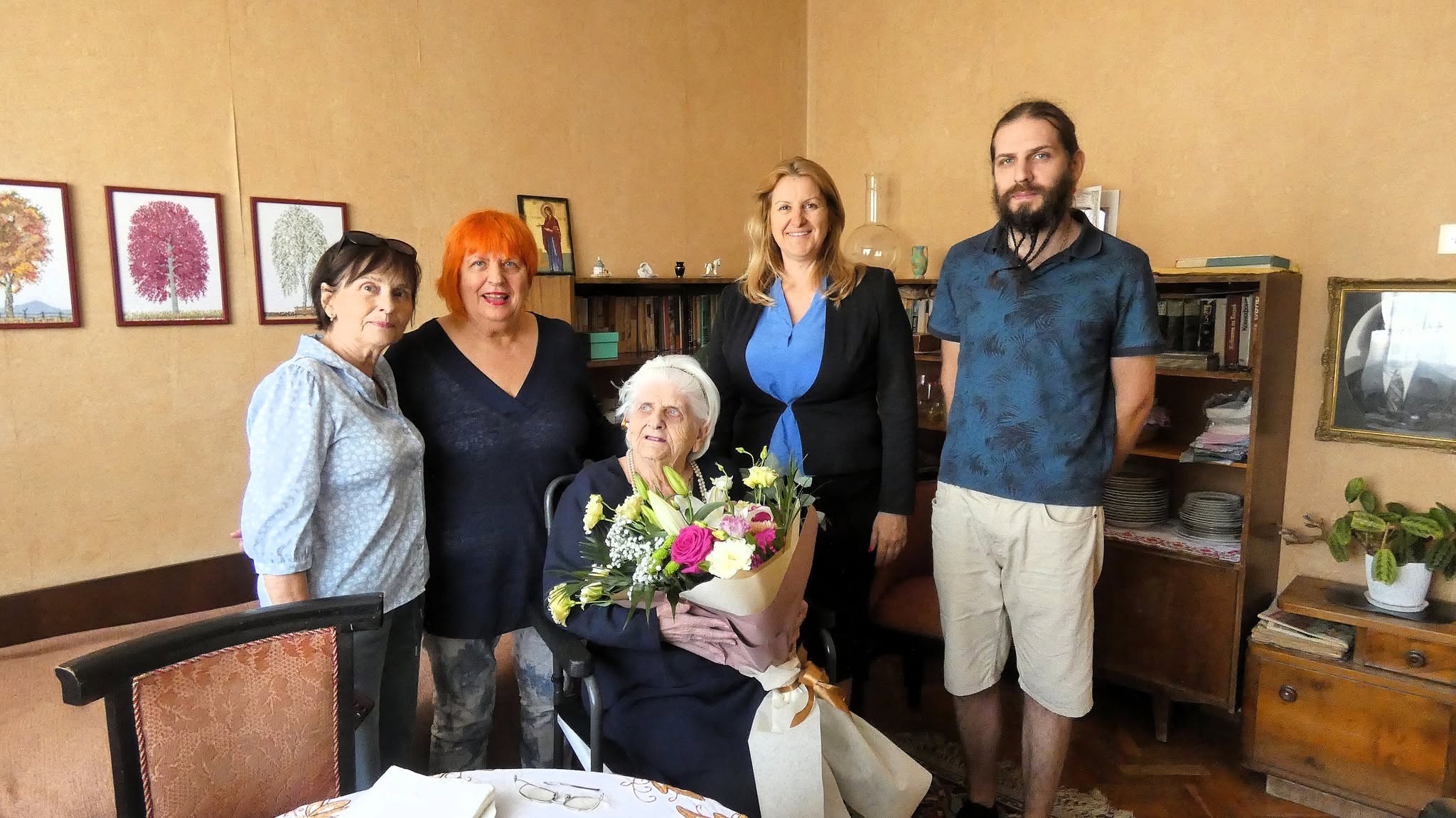 Янислава Шопова поздравява Мария Долнева за нейния 100-годишен юбилей