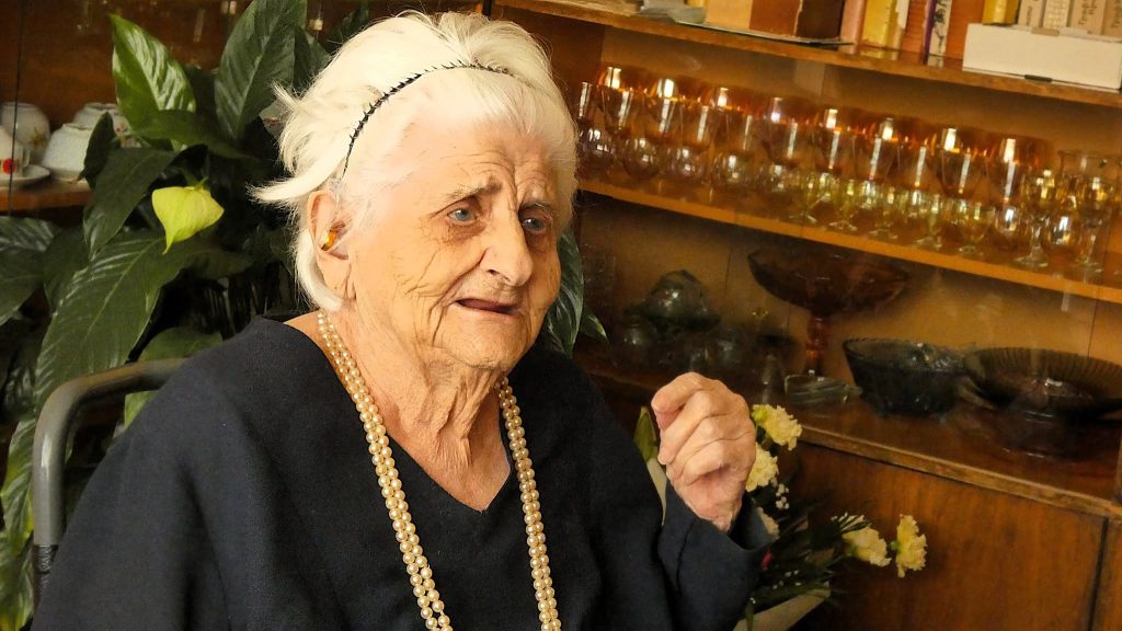 Цветя и поздравления за столетницата Мария Долнева